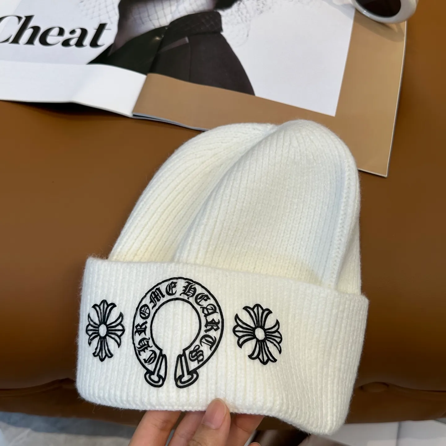 P70 🤍Chrome hearts new autumn and winter cross knitted hat🧶 One of the must-have hats in autumn and winter~ It really looks good on whoever wears it~, it is also a perfect match in black and white and gray in autumn~
